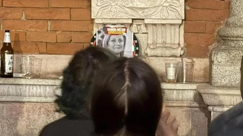 Collettivi giocano a freccette e sul bersaglio c’è il volto di Giorgia Meloni: polemica alla Statale