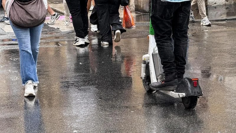 Nuove regole per i monopattini, nel primo giorno a Milano 27 multe tra targhe e caschi mancanti