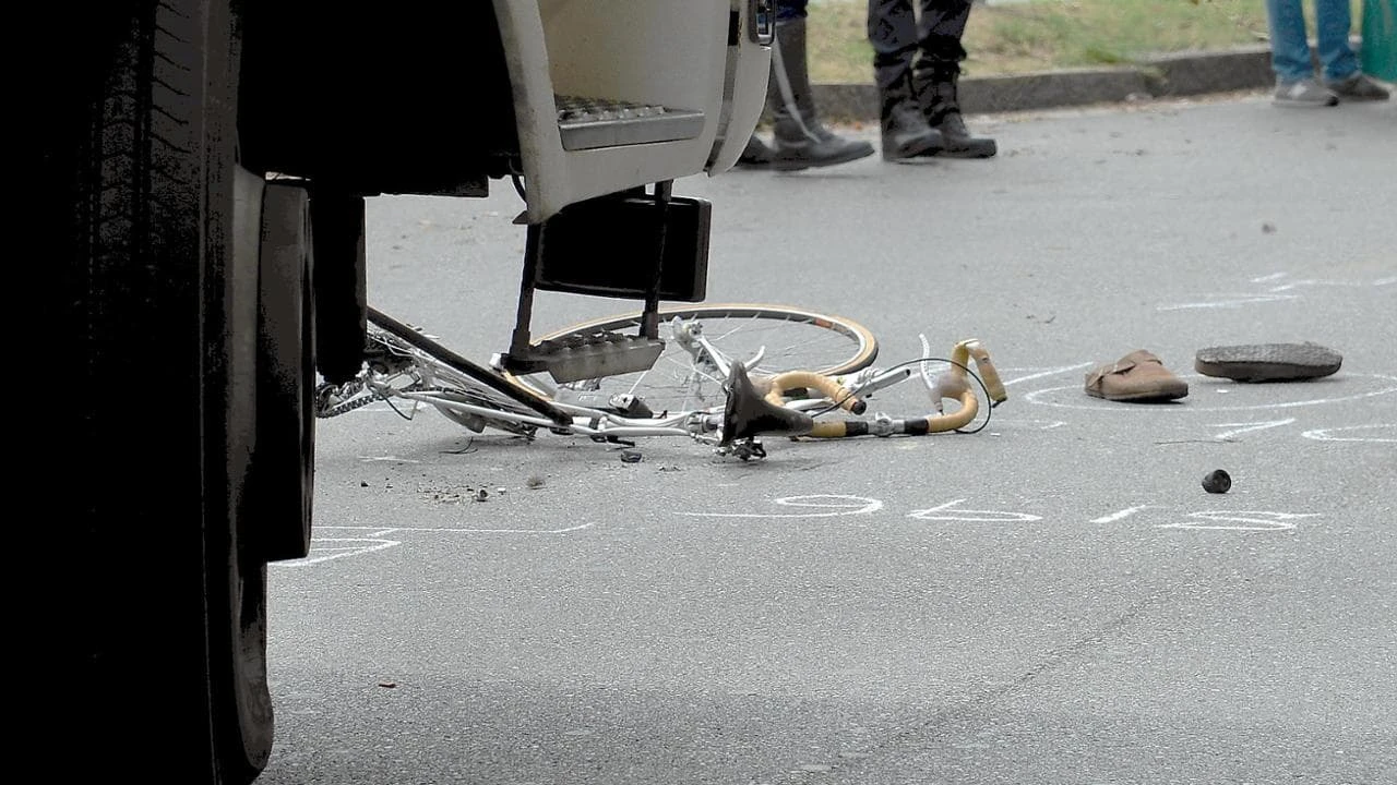 Ciclista di 67 anni travolta e uccisa da un camion in via Gattamelata