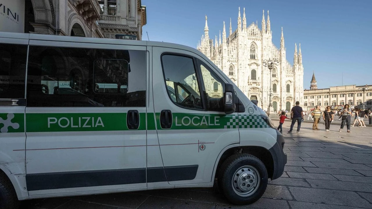 Aggredisce una ragazza nell’androne di casa per violentarla: arrestato un 24enne a Milano