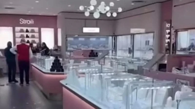 In 3 nella gioielleria con pistole e volto coperto: vetrine spaccate per afferrare i preziosi
