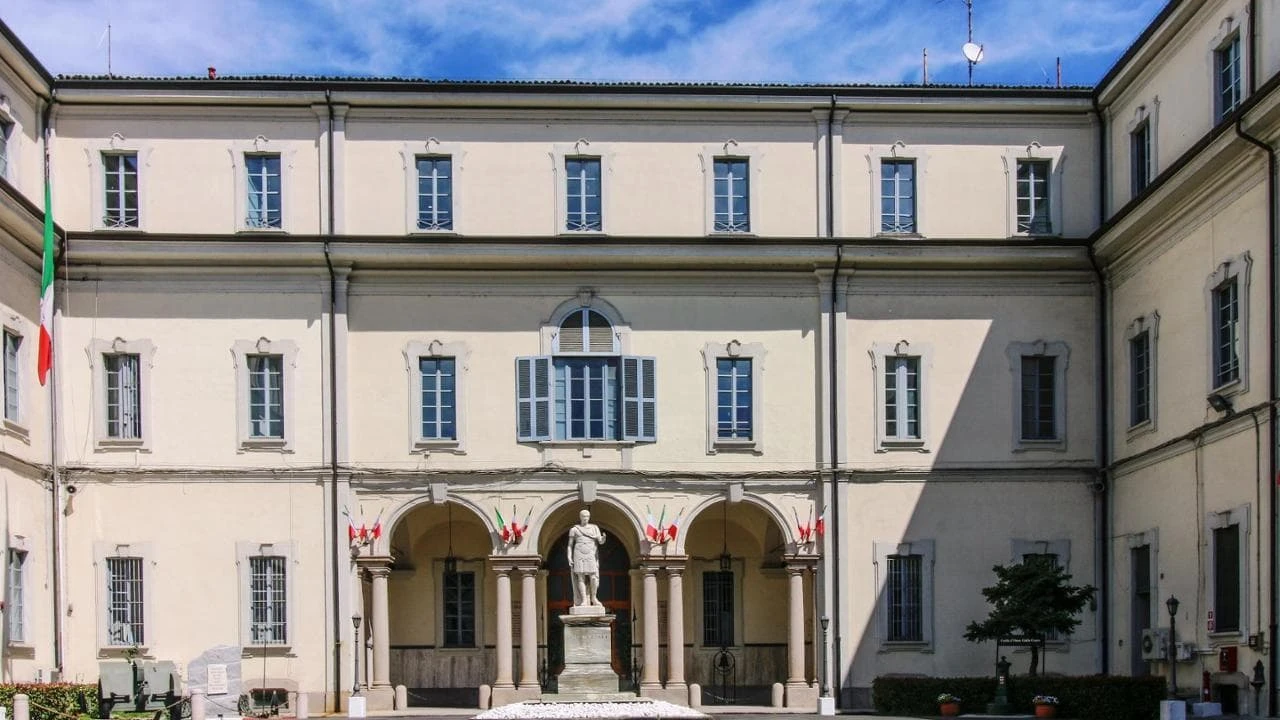 Violenze sessuali alla Scuola militare Teulié per superare gli esami: arrestato un commissario