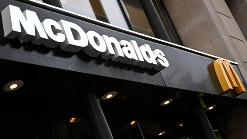 Dehors troppo grande davanti al McDonald’s di piazza Oberdan: il Comune chiede 23mila euro