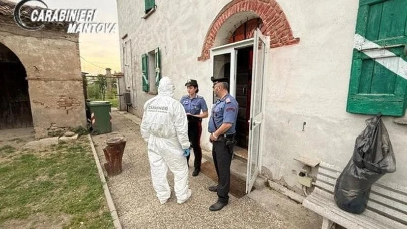 Trovato morto per un colpo di pistola, la compagna: “Mi stava mostrando come usare l’arma”