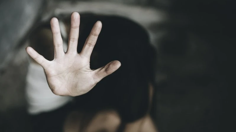Violenza sessuale di gruppo, abusano di una 23enne in un motel: tre arrestati