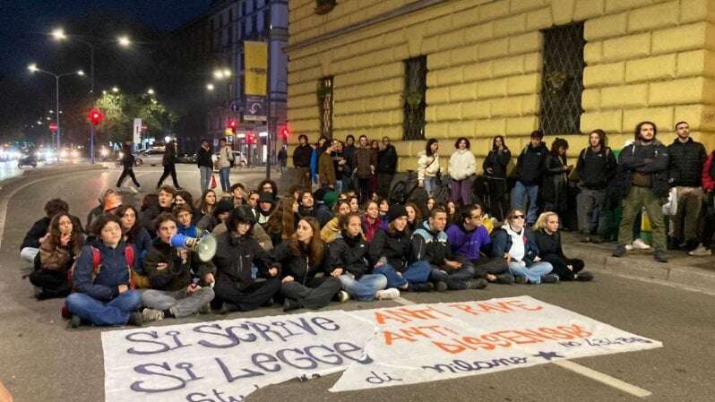 Decreto anti-rave, la protesta degli studenti di Milano: il sit-in blocca il traffico in zona Darsena