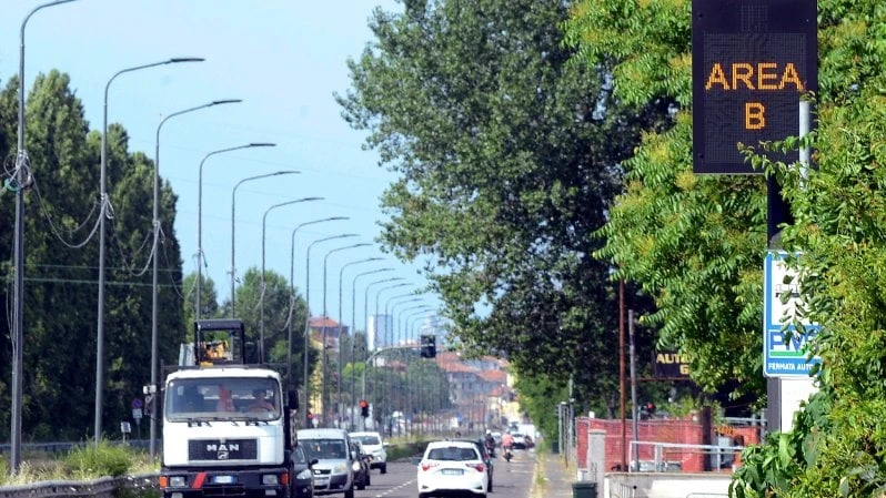 Primo lunedì con divieti Area B: stop auto inquinanti