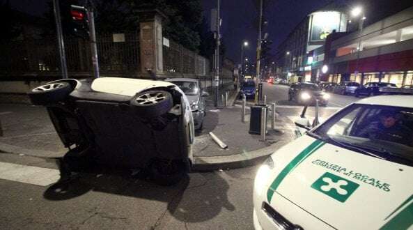 L'auto si ribalta in via Melchiorre Gioia: morta una donna di 30 anni, due ragazzi feriti