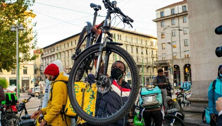 Rider investito da una minicar sulla ciclabile, la denuncia: 