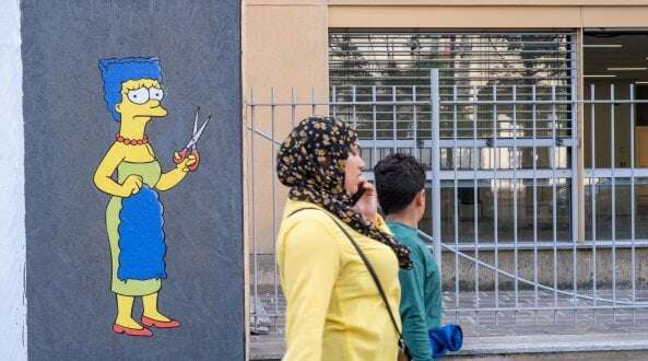 Rrifatto murales Simpson rimosso vicino Consolato Milano