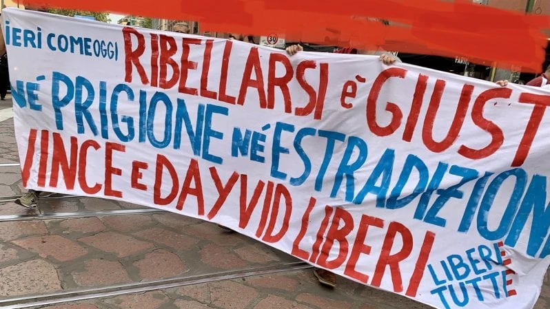 Anarchici in corteo per Vincenzo Vecchi, il militante difeso anche dal Nobel Annie Ernaux. Tensioni con la Digos