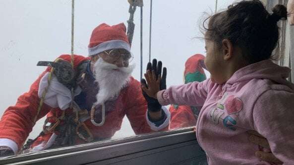 Gnomi, elfi e Babbo Natale si calano dal tetto dell’ospedale: la sorpresa per i bambini del San Paolo