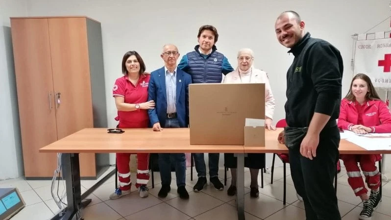 L'iniziativa solidale dello stilista: capi d'abbigliamento griffati alla Croce Rossa per le famiglie bisognose