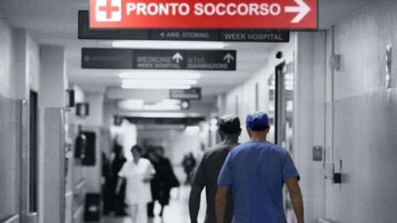 Aggressione nel pronto soccorso di Gallarate: due infermieri presi a calci e pugni