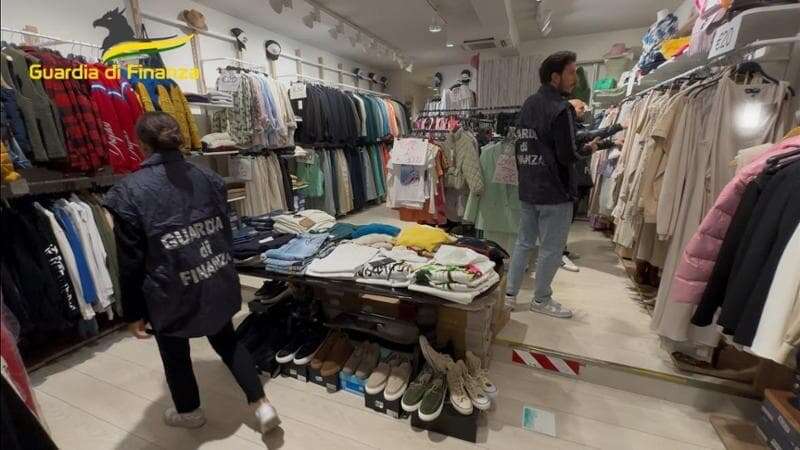 Negozio del centro di Vigevano vende abiti di Zara rubati: sequestrati 15mila articoli, denunciato per ricettazione il titolare