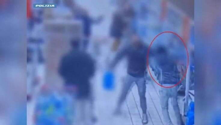 Agente fuori servizio al supermarket per la spesa blocca il rapinatore tra gli scaffali