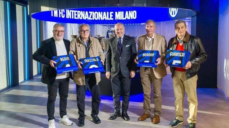 Inter, i campioni della squadra di Helenio Herrera riuniti nella sala dei trofei