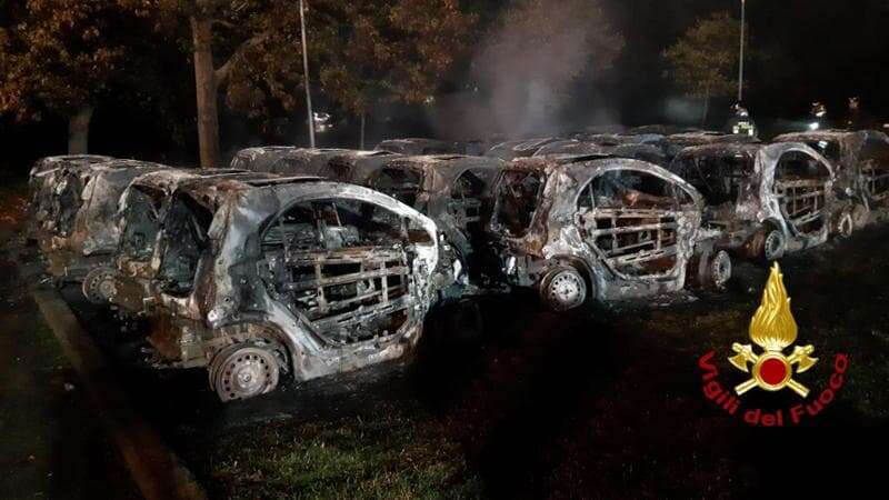 Incendio in un parcheggio a Milanofiori, vanno a fuoco 23 auto del car sharing Enjoy