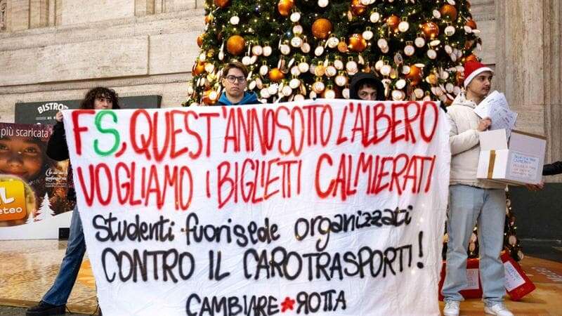 Studenti protestano in Centrale contro il caro-biglietti: “Vogliamo i prezzi calmierati”