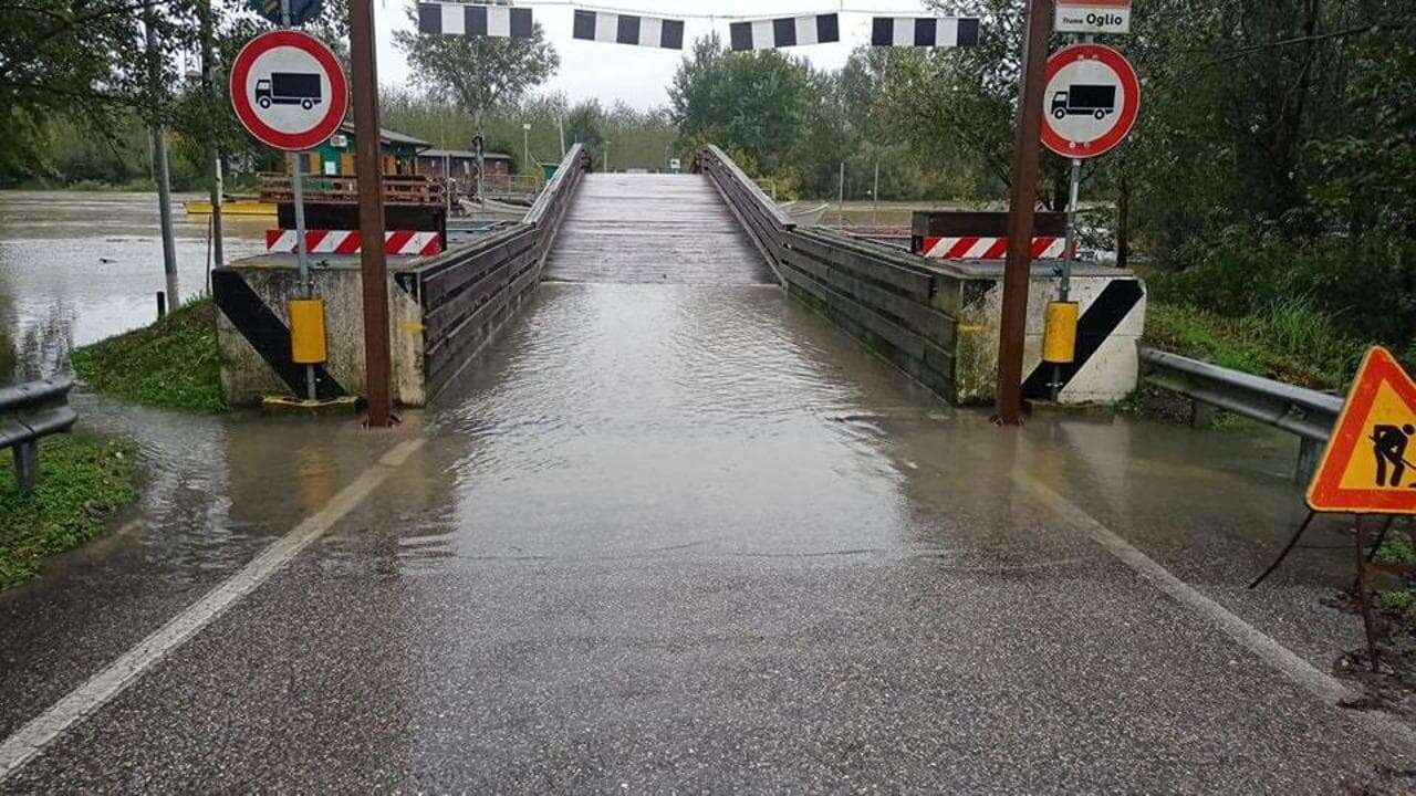 Maltempo, a Mantova e Cremona chiusi i ponti sull’Oglio e sul Po: canali tracimati, si aspetta la piena dei fiumi