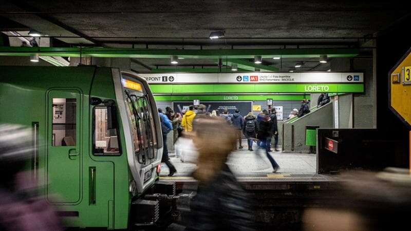 Calci, pugni e morsi agli addetti Atm e ai poliziotti in metropolitana a Loreto: arrestato un 25enne