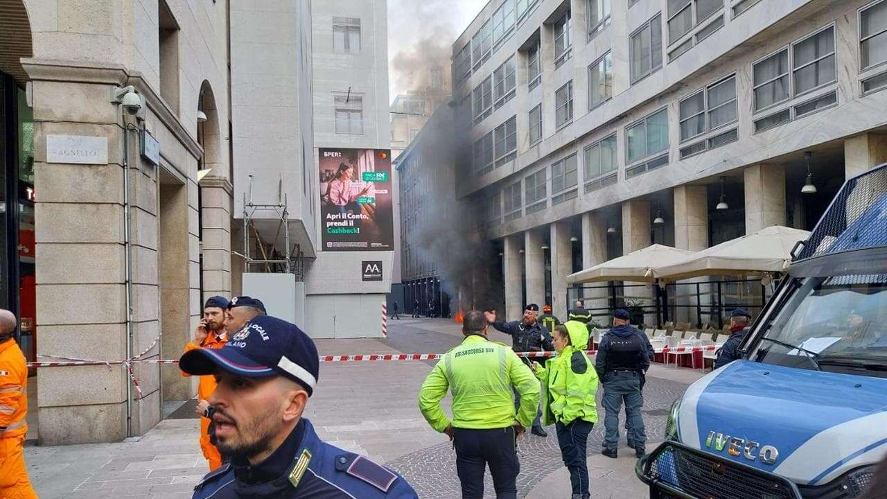 Incendio in corso Vittorio Emanuele a Milano, le fiamme da un parcheggio sotterraneo a due passi da piazza Duomo