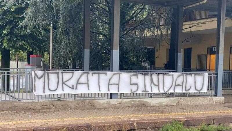 Spunta lo striscione 