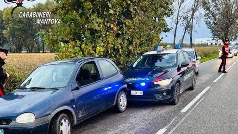 Carabinieri tamponati da un 19enne ubriaco: l’incidente mentre facevano l’alcol test a un altro autista che aveva bevuto troppo