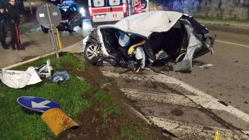 Grave incidente stradale nella notte a Tradate: morto un 18enne. I vigili del fuoco tagliano l’auto per liberare i tre amici feriti