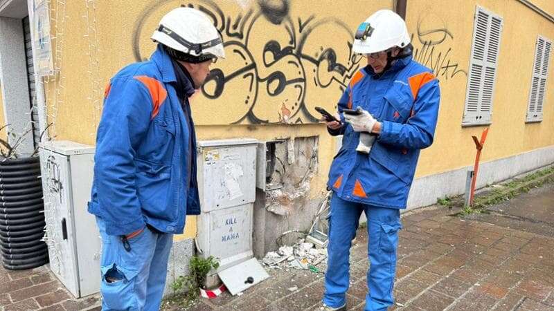 Vandali danneggiano luminarie e pista di pattinaggio. Il sindaco: 