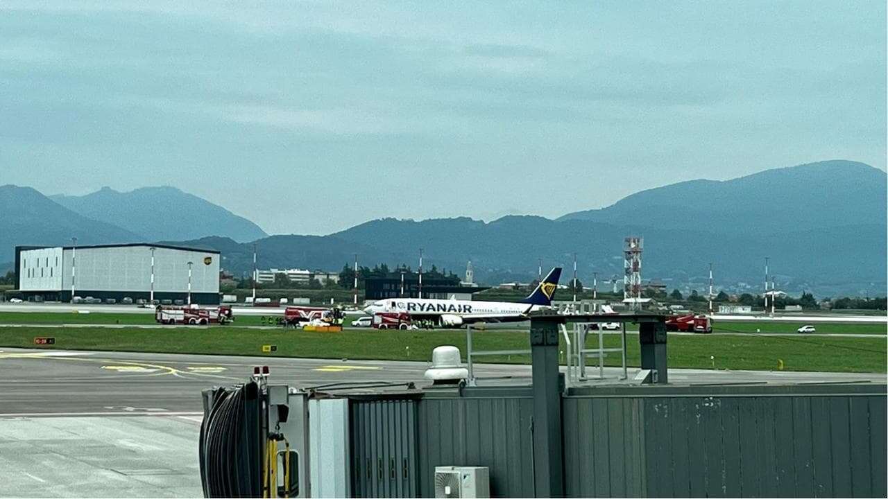 Orio al Serio, scoppia la ruota di un aereo appena atterrato in aeroporto. Partenze e arrivi bloccati