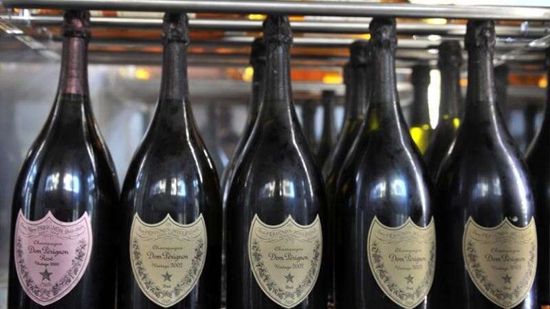 Furto di champagne in un ristorante della provincia di Pavia, rubate 50 bottiglie per un valore di oltre 10mila euro