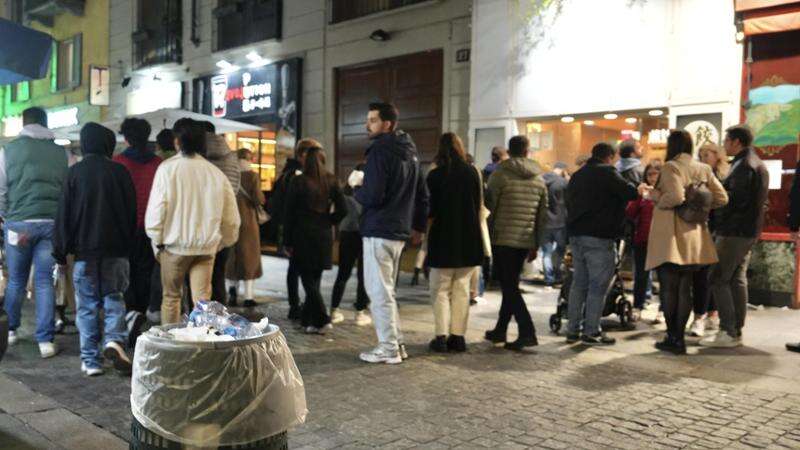 Via Paolo Sarpi sommersa di spazzatura tra street food e bottiglie vuote: “La situazione è sfuggita di mano” 