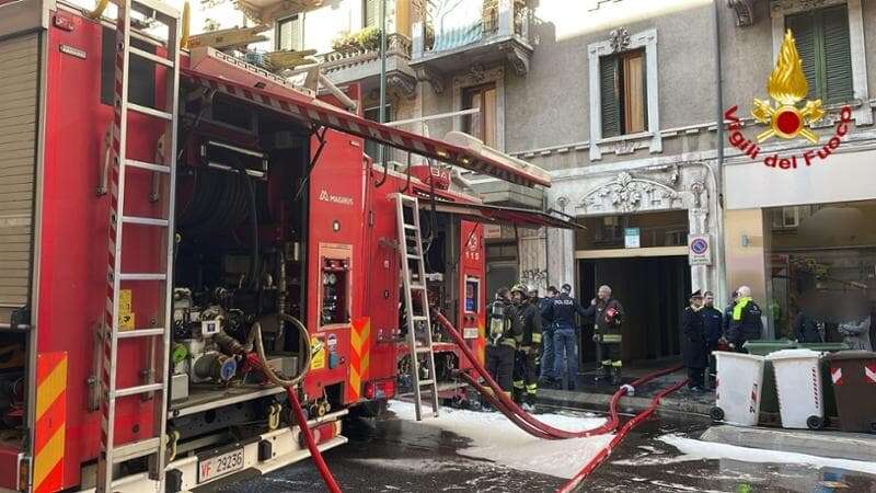 Sesto San Giovanni, incendio in un palazzo. Per il fumo evacuato lo stabile