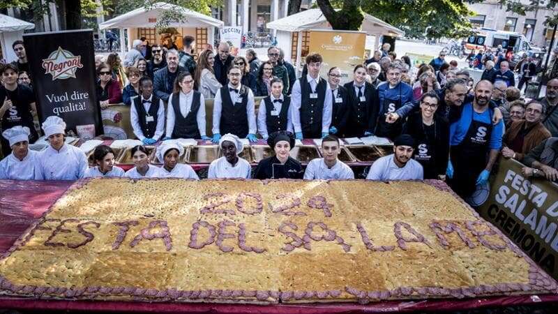 A Cremona la focaccia è da record: grande otto metri quadri e farcita con oltre 6 chili di salame Milano