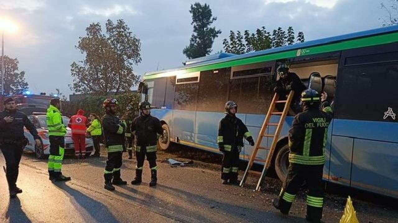 Autobus si scontra con un’auto a Romano di Lombardia: 21 feriti non gravi