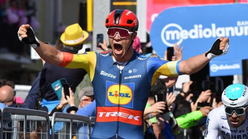 Milan, lo sprint stavolta è giusto: sua la quarta tappa del Giro. Pogacar resta in maglia rosa