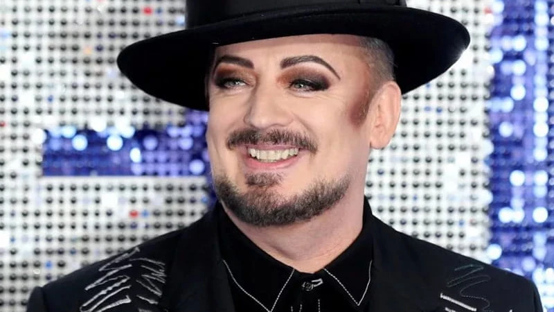 Boy George polemico su politiche identitarie della comunità Lgbtq+: “Non hanno aiutato nessuno”