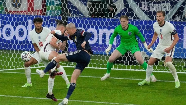 L'Inghilterra delude, meglio la Scozia: il derby finisce 0-0. Spettacolo sulle tribune di Wembley