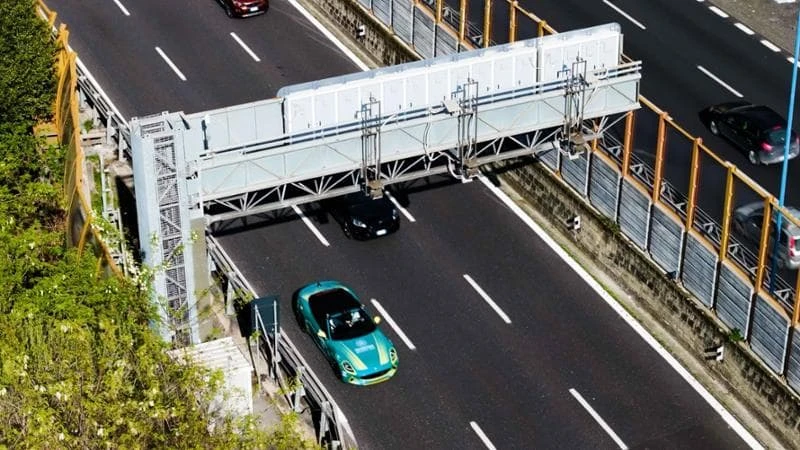 Niente code e meno consumi grazie a guida autonoma e IA: l’esperimento di Autostrade per l’Italia