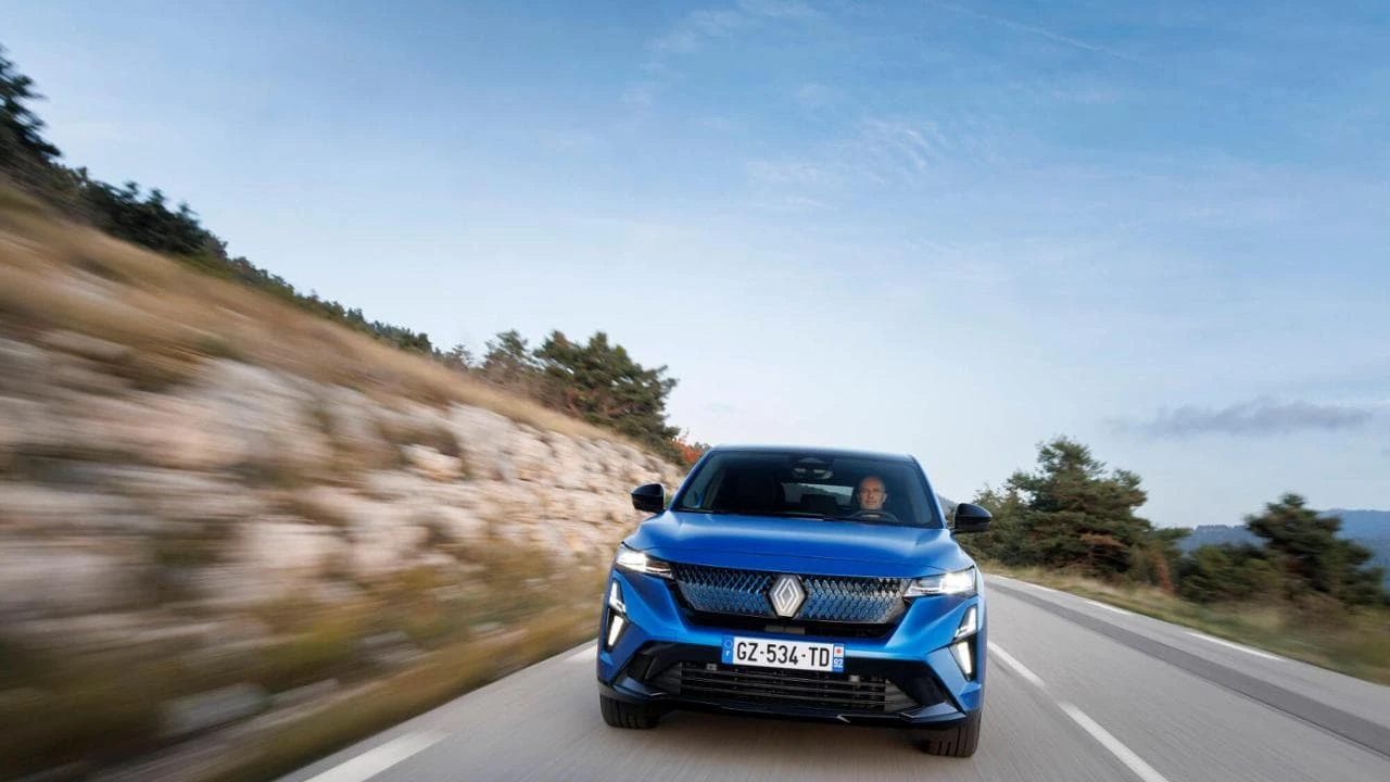 Rafale Hyper Hybrid E-Tech 4x4: il punto d’incontro Renault tra efficienza e prestazioni