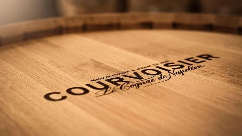 Shopping record per Campari: con 1,1 miliardi compra Courvoisier, il cognac che ha inaugurato Tour Eiffel e Moulin Rouge 