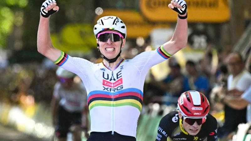 Tour, Pogacar conquista la centesima vittoria in carriera: battuti Van der Poel e Vingegaard a Rouen