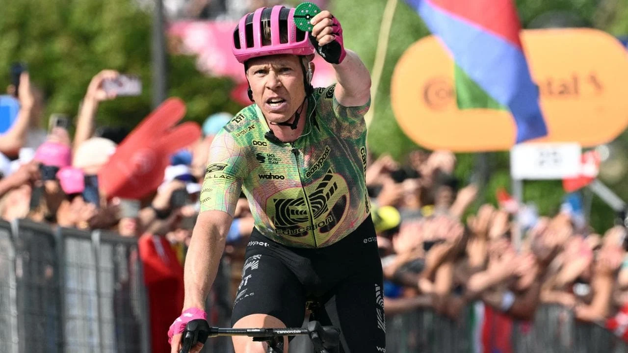 Giro, è sempre Danimarca: ad Andalo vince Valgren, terzo Caruso. Vingegaard senza problemi