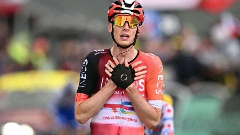 Pogacar si accontenta anche a La Plagne ed è terzo a ruota di Vingegaard: vince Arensman