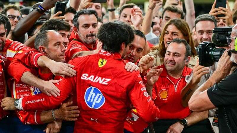 Sainz saluta la Ferrari: ultimi giri di pista a Fiorano insieme al papà