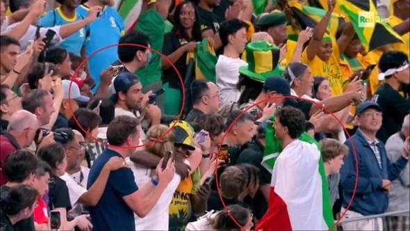 Dallavalle d'argento nel triplo ai Mondiali. Il tifoso Berrettini gli chiede un selfie dalla tribuna