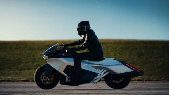 Bmw Motorrad fa un salto nel futuro con la Vision K18, concept che esalta il motore 6 cilindri