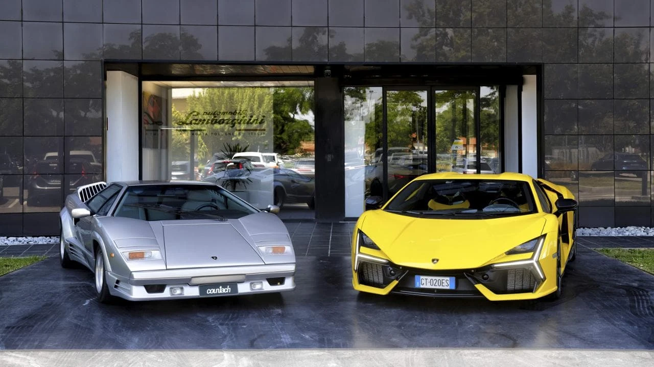 L’ibrida Revuelto contro l’icona Countach: la disfida dei V12 Lamborghini