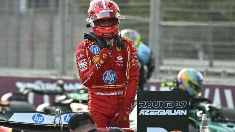 Leclerc fa poker a Baku, è ancora pole. In prima fila anche Piastri, 3° Sainz. Sesto Verstappen, Norris fuori nel Q1 | La cronaca delle qualifiche